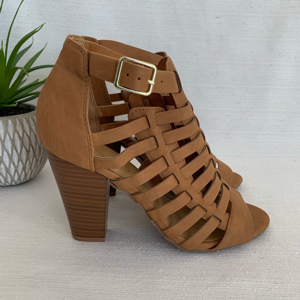 New DL Tan Faux Leather Caged Stappy Open Toe Hight Heel Sandals Woman’s 5.5